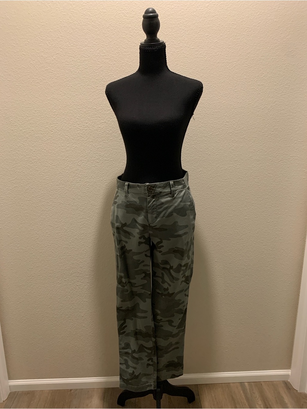 GAP Women's Olive Green Camo Straight-Leg Girlfriend Chinos (Size 4)